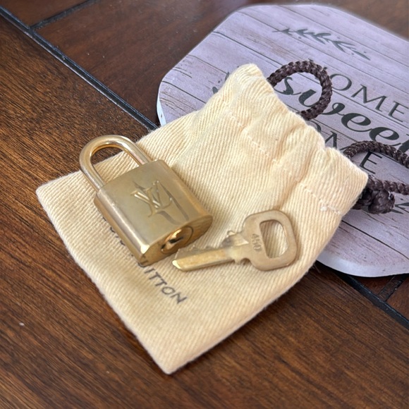 Louis Vuitton - Picture 5 of 9